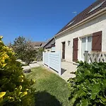 بيت للعطل Spacious House 300m From The *