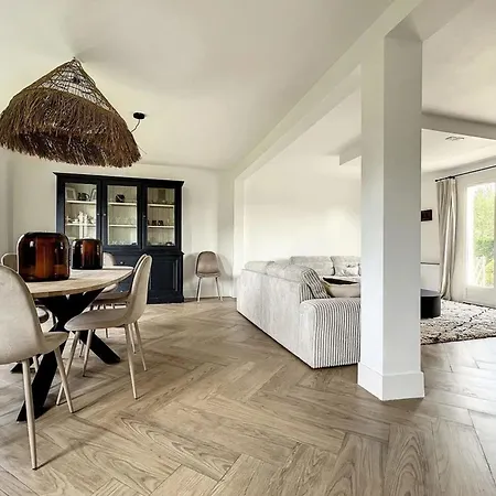 Spacious House 300m From The