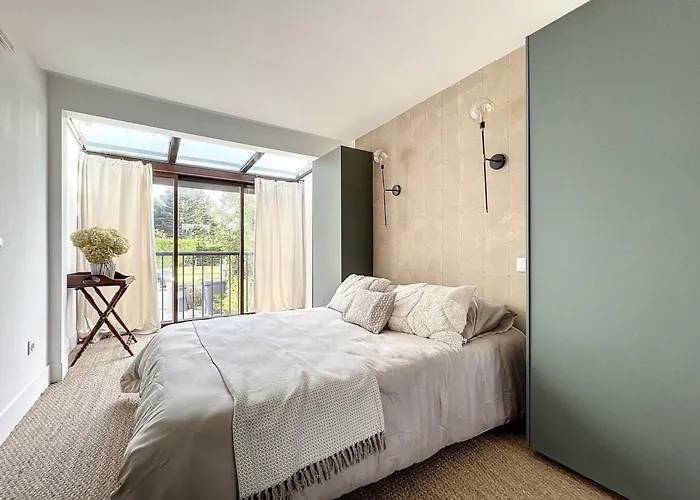 Spacious House 300m From The *